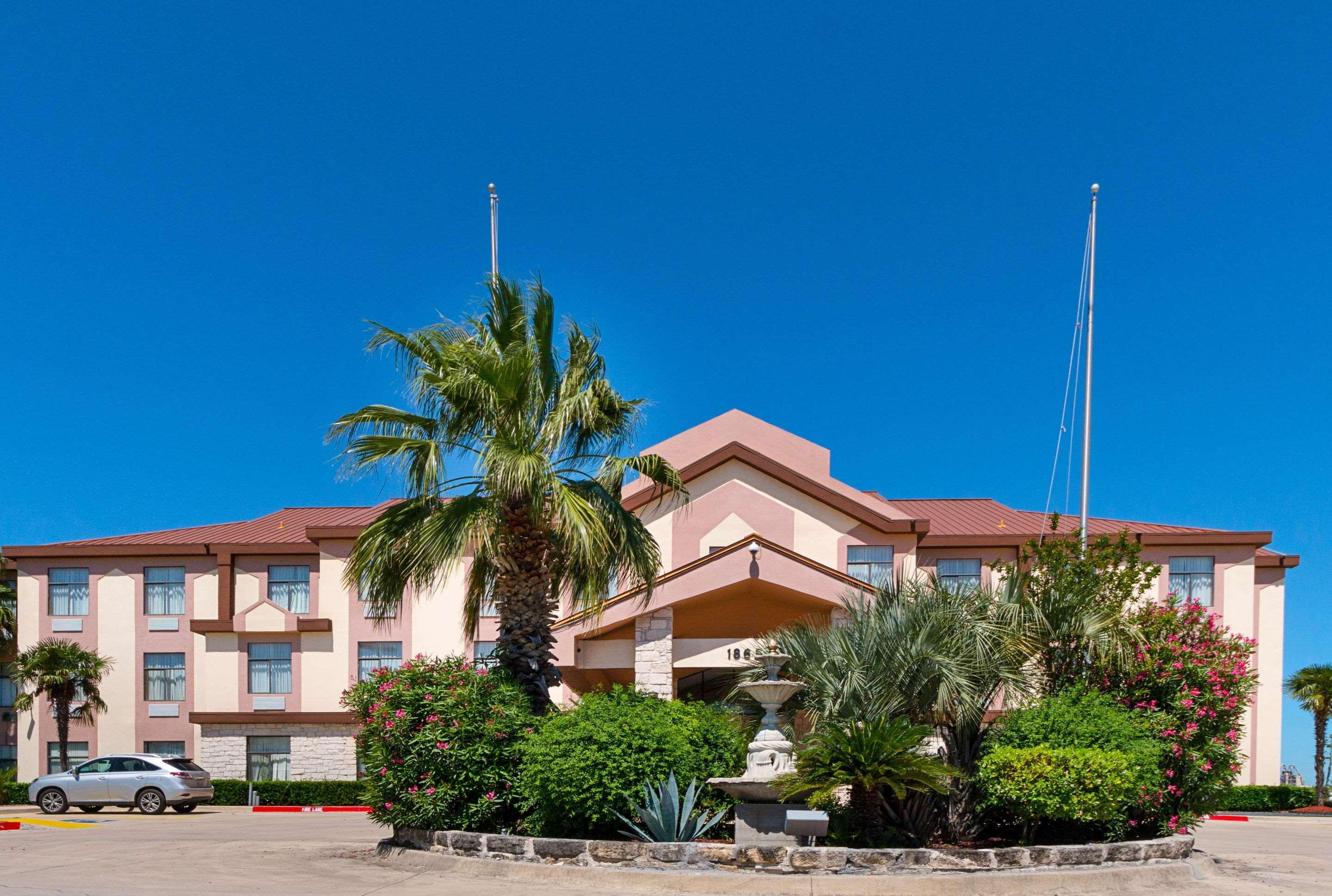 בודה Quality Inn & Suites מראה חיצוני תמונה