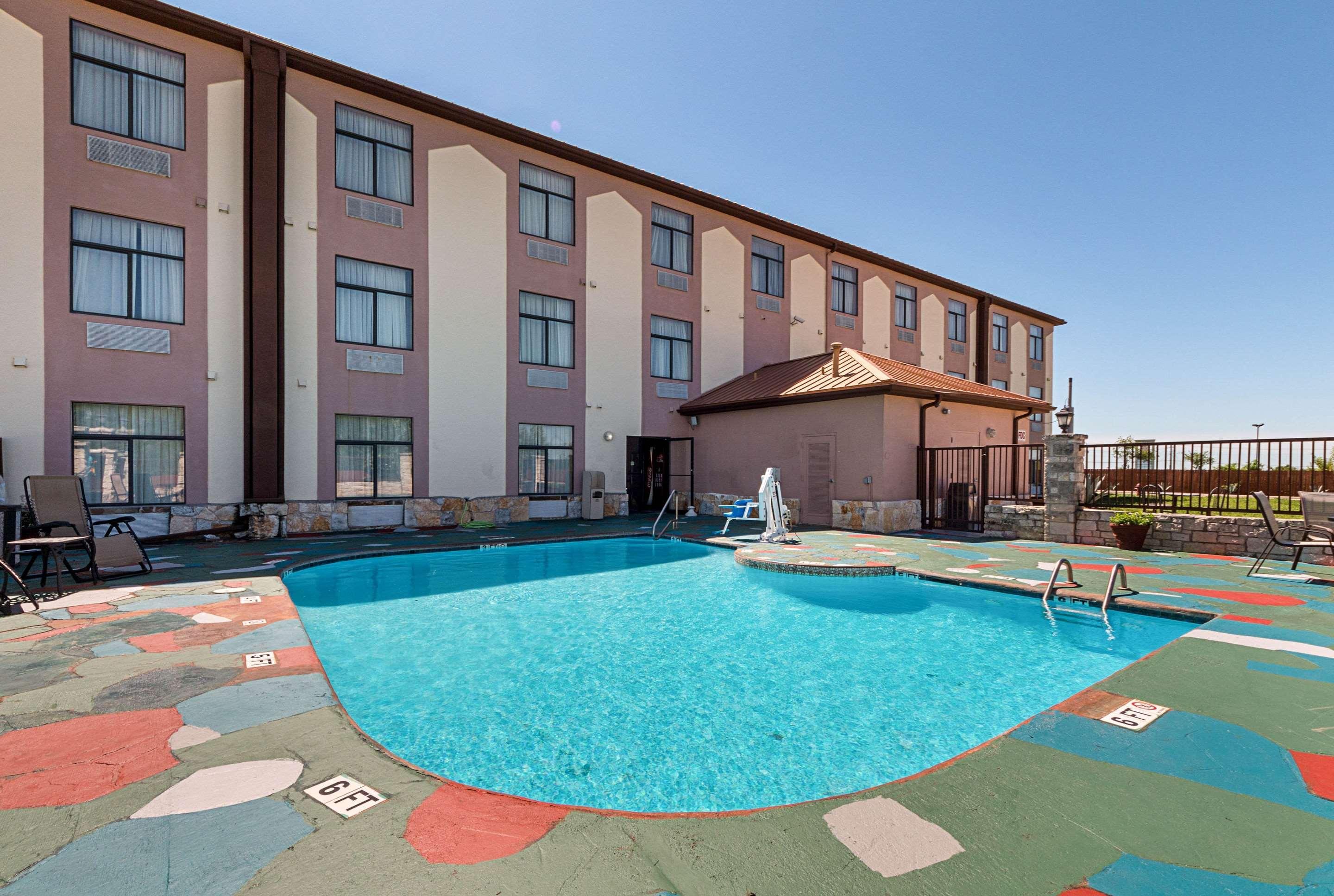 בודה Quality Inn & Suites מראה חיצוני תמונה