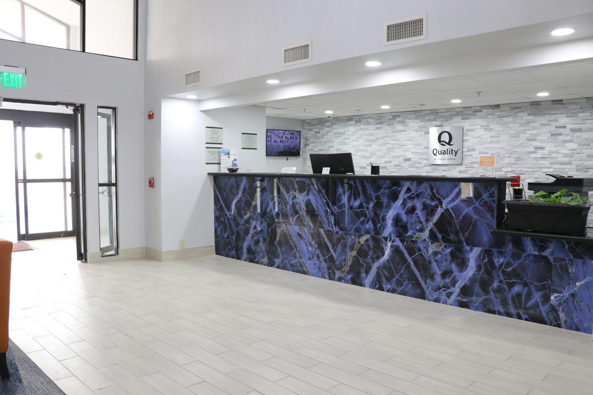בודה Quality Inn & Suites מראה חיצוני תמונה