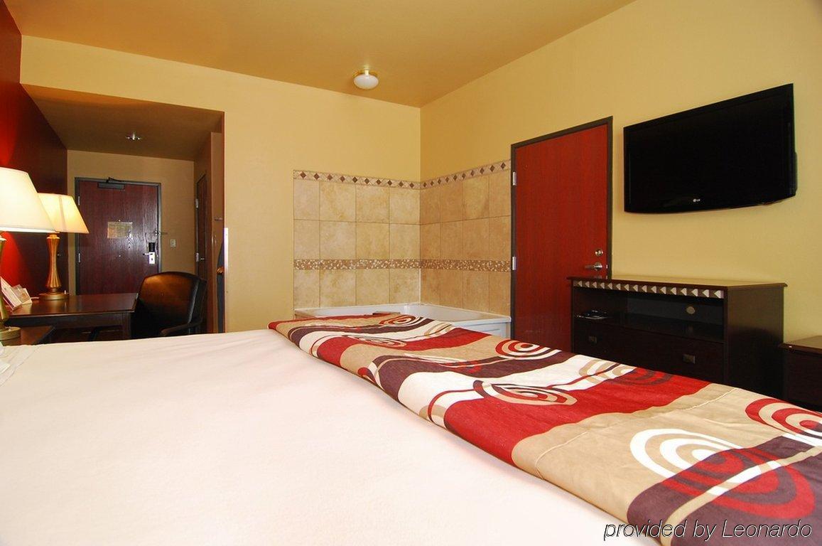 בודה Quality Inn & Suites חדר תמונה