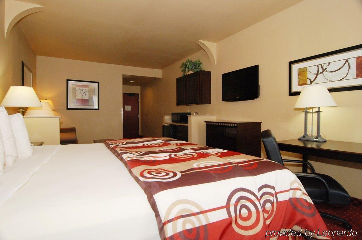בודה Quality Inn & Suites חדר תמונה