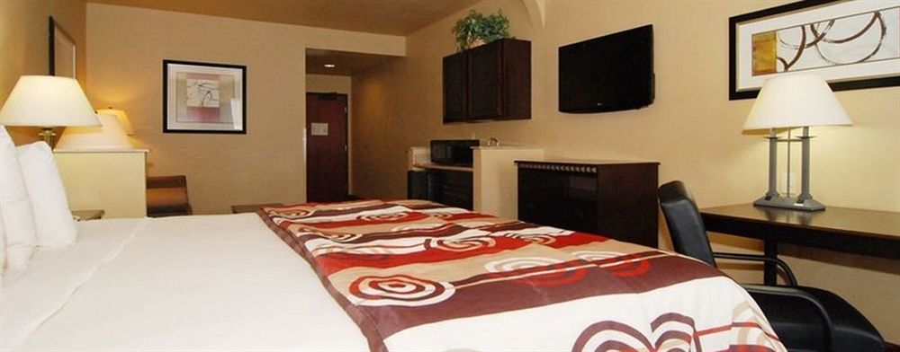 בודה Quality Inn & Suites מראה חיצוני תמונה